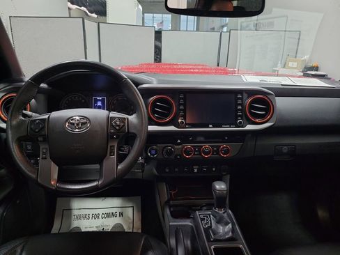 Used 2022 Toyota Tacoma TRD Sport image 3