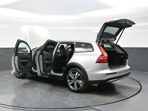 Used 2025 Volvo V60 B5 Cross Country Plus AWD/4WD image 48