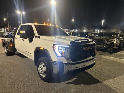 Used 2024 GMC Sierra 3500 Pro w/ Convenience Package image 3