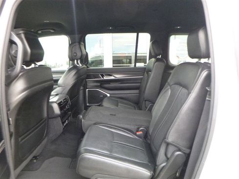 Used 2023 Jeep Wagoneer L Series II AWD/4WD image 7