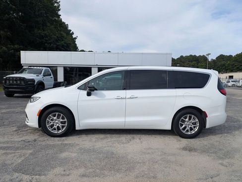 Used 2025 Chrysler Pacifica Select FWD image 4