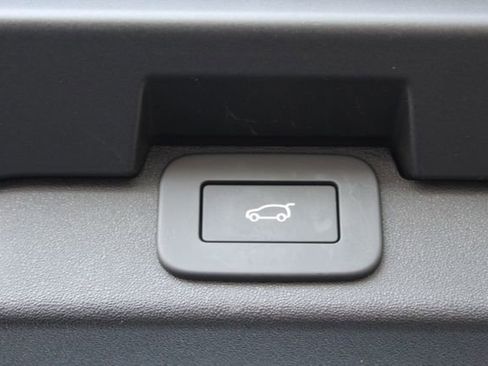 Used 2025 Land Rover Discovery Dynamic SE image 25