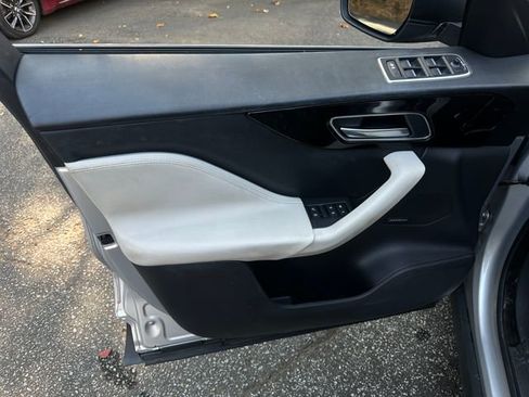 Used 2018 Jaguar F-PACE Prestige image 13