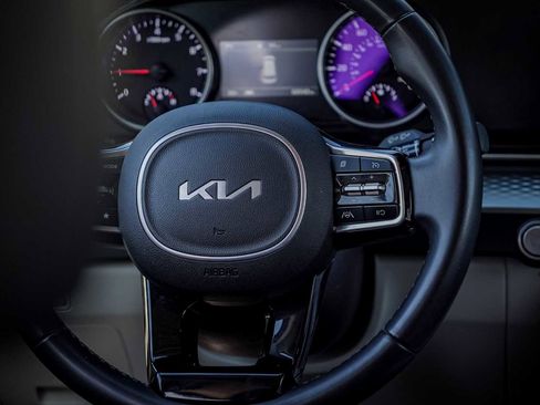 Certified 2024 Kia Carnival LX image 23