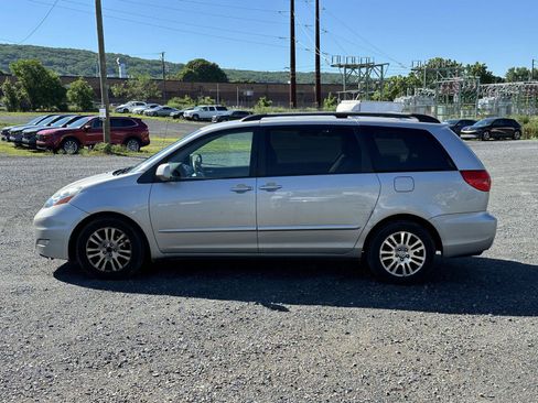 Used 2010 Toyota Sienna XLE FWD image 5