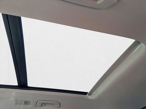 New 2025 Volkswagen Taos SE image 18