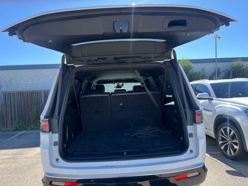 Used 2024 Jeep Wagoneer L Series II image 33