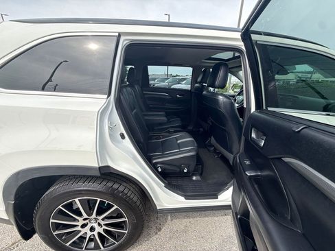 Used 2018 Toyota Highlander SE AWD/4WD image 18