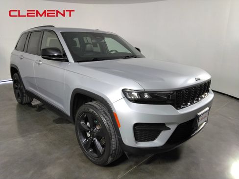 Used 2023 Jeep Grand Cherokee Altitude AWD/4WD image 3