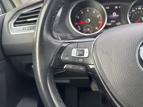Used 2019 Volkswagen Tiguan SE w/ Panoramic Sunroof Package image 17