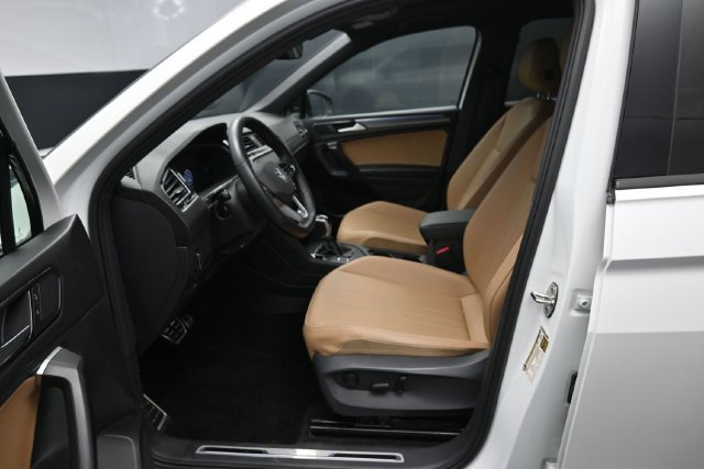 Used 2023 Volkswagen Tiguan SE R-Line FWD image 9