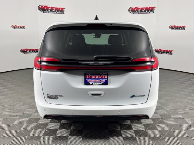 Used 2023 Chrysler Pacifica Touring-L FWD image 6