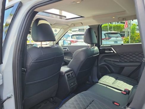 Used 2023 Mitsubishi Outlander 4WD Plug-In Hybrid image 11