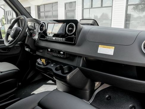 Used 2025 Mercedes-Benz Sprinter 2500 image 24