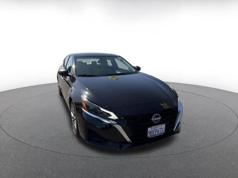 Used 2025 Nissan Altima 2.5 SV FWD image 3
