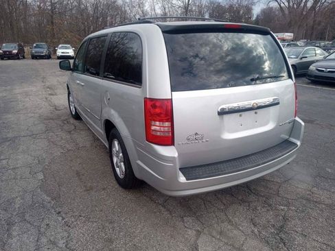 Used 2010 Chrysler Town & Country Touring FWD image 4