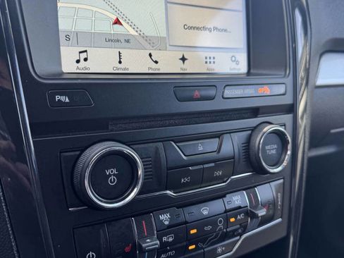 Used 2017 Ford Explorer XLT w/ Equipment Group 202A image 8