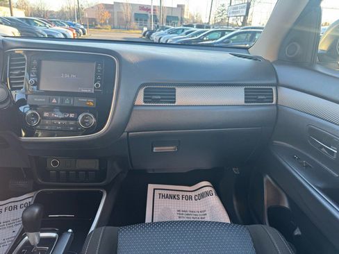 Used 2018 Mitsubishi Outlander ES image 12