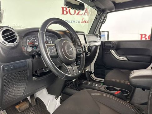 Used 2015 Jeep Wrangler Unlimited Rubicon w/ Connectivity Group image 12