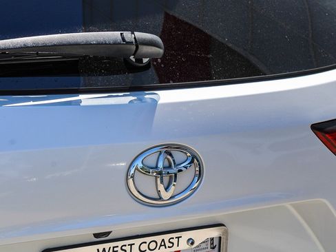 Used 2023 Toyota Highlander XLE FWD image 11