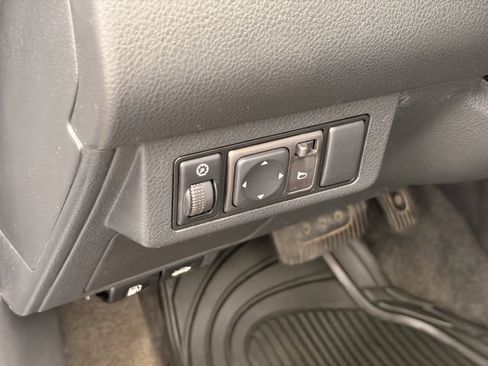 Used 2009 Nissan Versa Hatchback w/ Convenience Pkg FWD image 19