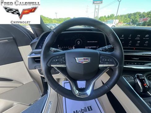 Used 2022 Cadillac Escalade Premium Luxury AWD/4WD image 17