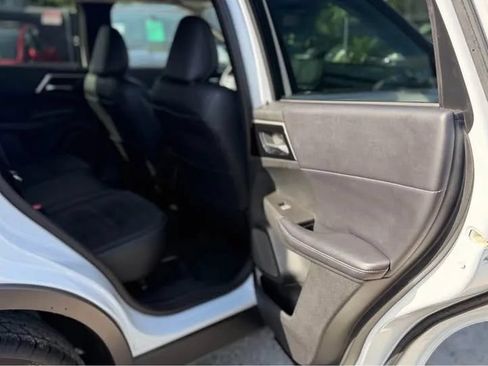 Used 2024 Mitsubishi Outlander FWD image 20