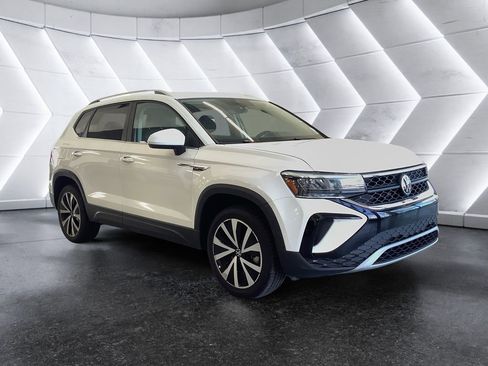 Used 2024 Volkswagen Taos SE image 1