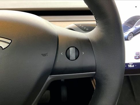 Used 2024 Tesla Model Y 2WD image 23