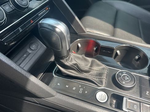 Used 2022 Volkswagen Atlas Cross Sport SEL R-Line AWD/4WD image 33