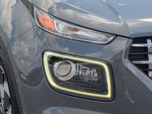 Used 2025 Hyundai Venue Limited FWD image 9