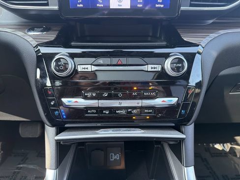 Used 2024 Ford Explorer Limited w/ Equipment Group 301A AWD/4WD image 27