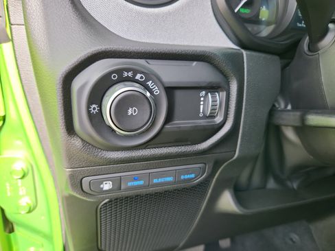 Used 2025 Jeep Wrangler Sport S image 31