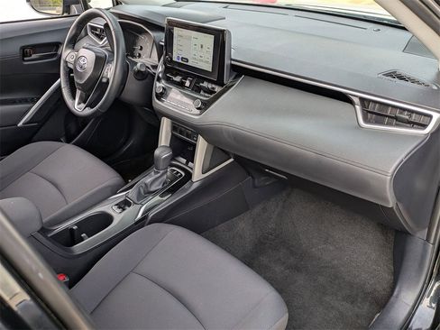 Used 2025 Toyota Corolla Cross LE image 29
