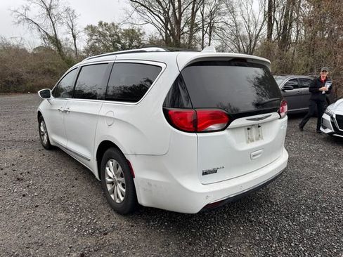 Used 2019 Chrysler Pacifica Touring-L image 6