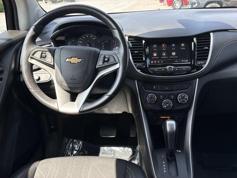 Used 2021 Chevrolet Trax LT w/ LT Convenience Package AWD/4WD image 8