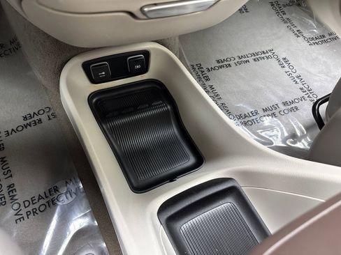Used 2021 Chrysler Pacifica Touring FWD image 32