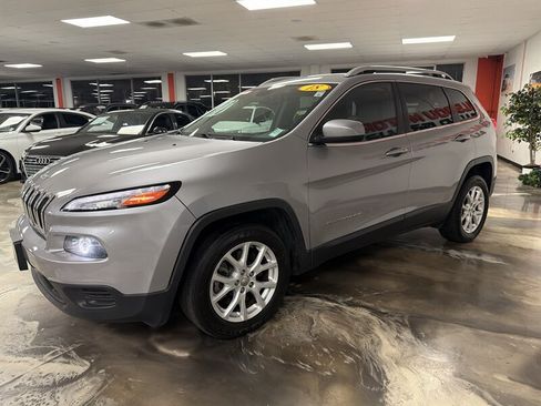 Used 2018 Jeep Cherokee Latitude Plus w/ Comfort/Convenience Group FWD image 5