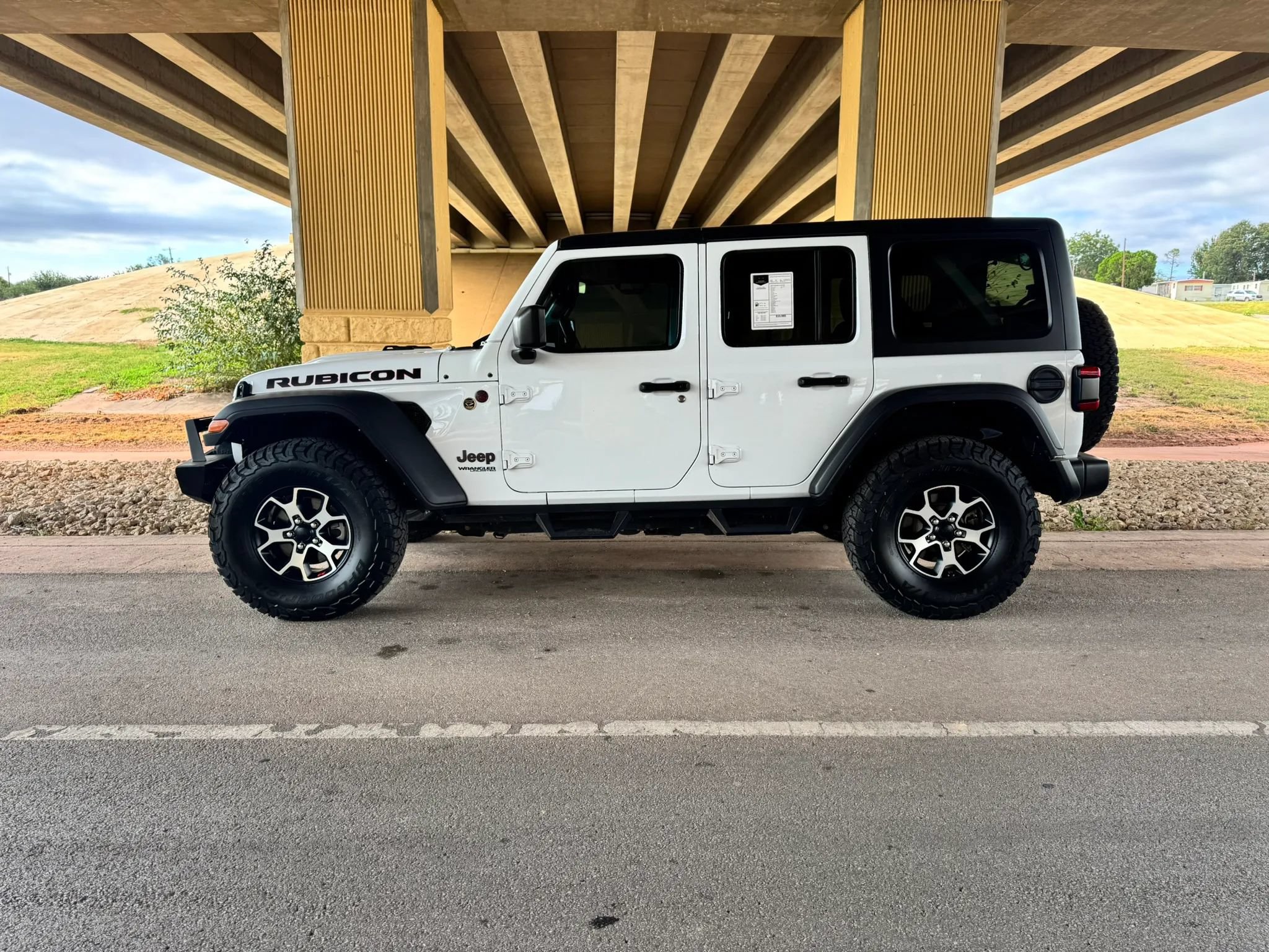 Used 2022 Jeep Wrangler Unlimited Rubicon w/ LED Lighting Group AWD/4WD image 6