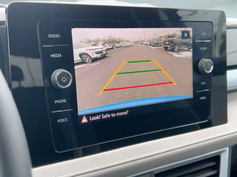 Certified 2025 Volkswagen Taos SE w/ Panoramic Sunroof Package image 23