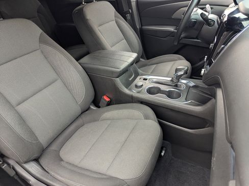 Used 2023 Chevrolet Traverse LT image 9