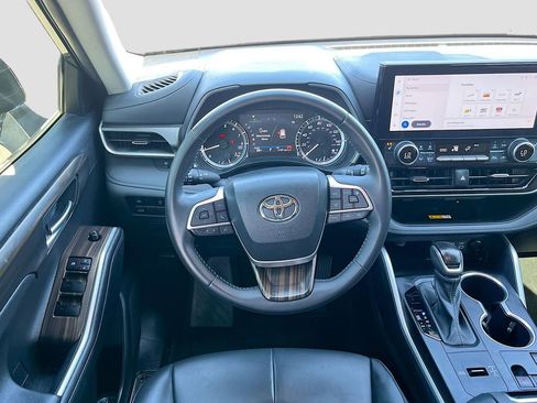 Used 2024 Toyota Highlander XLE FWD image 21