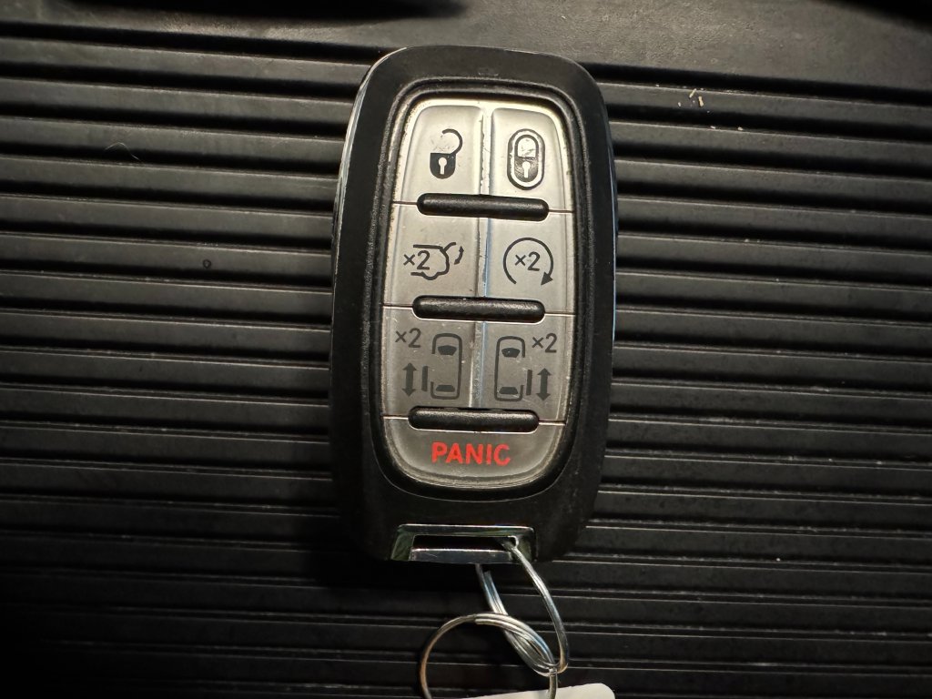 Used 2022 Chrysler Pacifica Touring-L FWD image 16