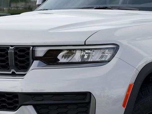 New 2026 Jeep Grand Cherokee Altitude image 10