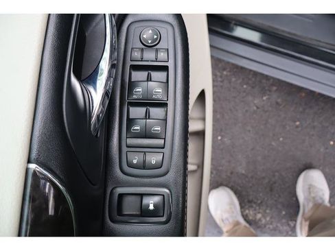 Used 2016 Chrysler Town & Country Touring w/ Driver Convenience Group image 11