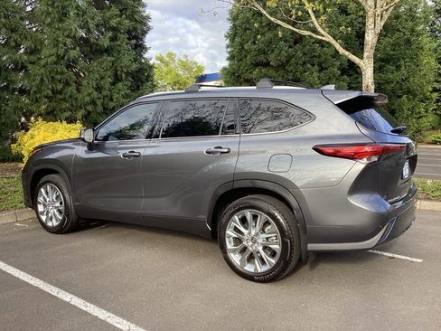 Used 2023 Toyota Highlander Limited image 8