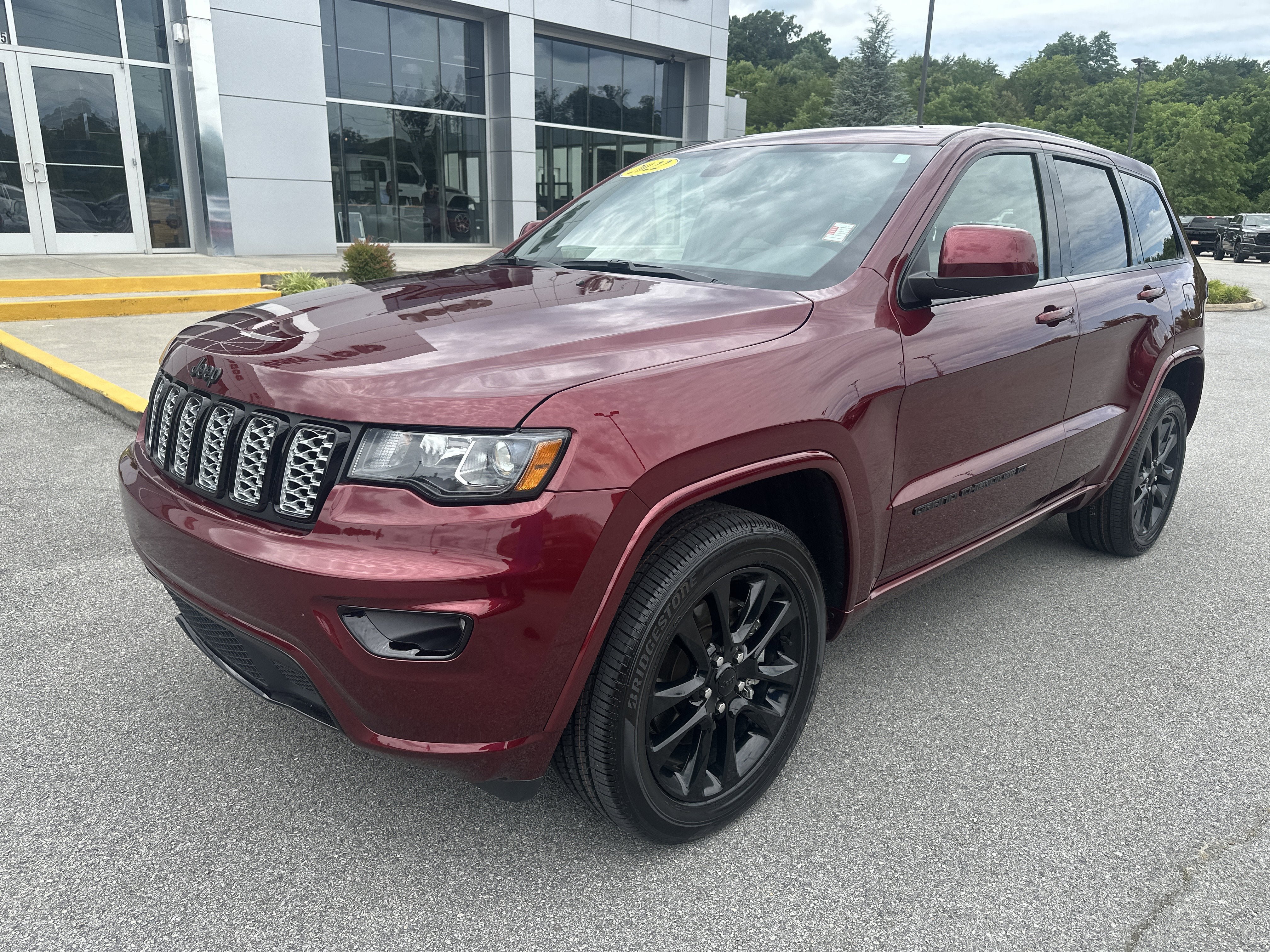 Used 2022 Jeep Grand Cherokee Laredo X AWD/4WD image 4