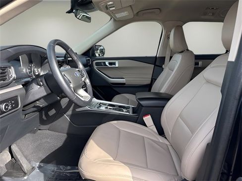 Used 2023 Ford Explorer XLT w/ Equipment Group 202A image 9