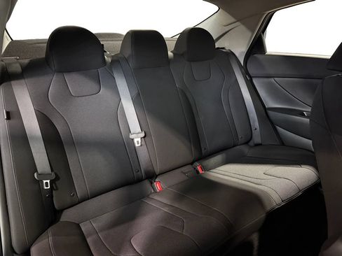 Certified 2025 Hyundai Elantra SE FWD image 20