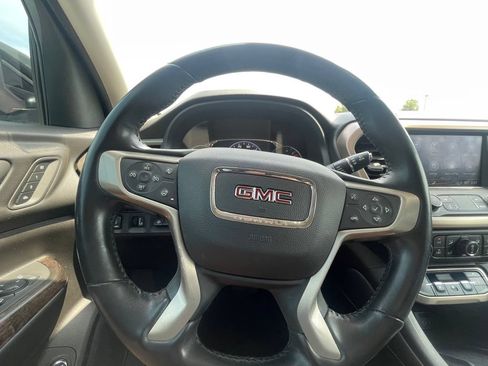 Used 2022 GMC Acadia Denali w/ Denali Ultimate Package FWD image 12